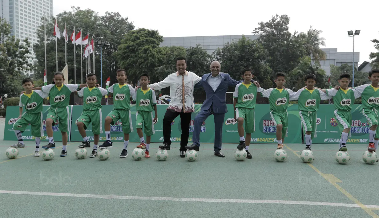 Menpora, Imam Nahrawi bersama Direktur Nestle Indonesia, Dhamesh Gordhon dan 10 pesepak bola muda foto bersama di kantor Kemenpora, Jakarta, Senin (14/8/2017). Menpora melepas 10 siswa SD untuk berlatih ke Barcelona. (Bola.com/M Iqbal Ichsan)