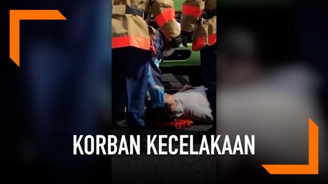 Truk menabrak seorang pejalan kaki di Tokyo. Korban terjebak di kolong truk dan berhasil diselamatkan.