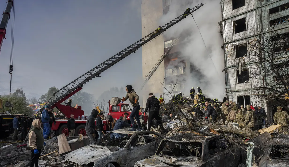 Serangan terhadap bangunan tempat tinggal berlantai sembilan di Ukraina tengah itu terjadi di Uman, sebuah kota yang terletak sekitar 215 kilometer (134 mil) selatan Kyiv. (AP Photo/Bernat Armangue)