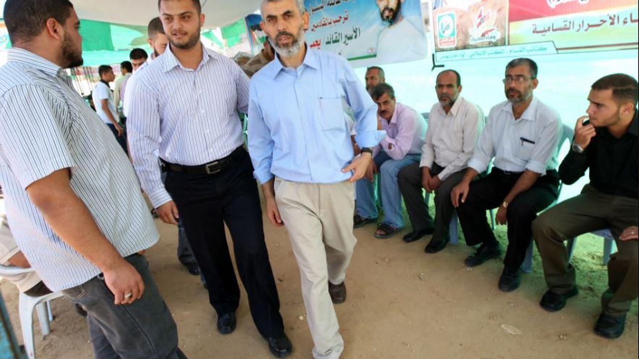 Yahya Sinwar (kanan depan), menyapa pendukungnya di dekat rumahnya di Khan Yunis, Gaza, pada 19 Oktober 2011.
