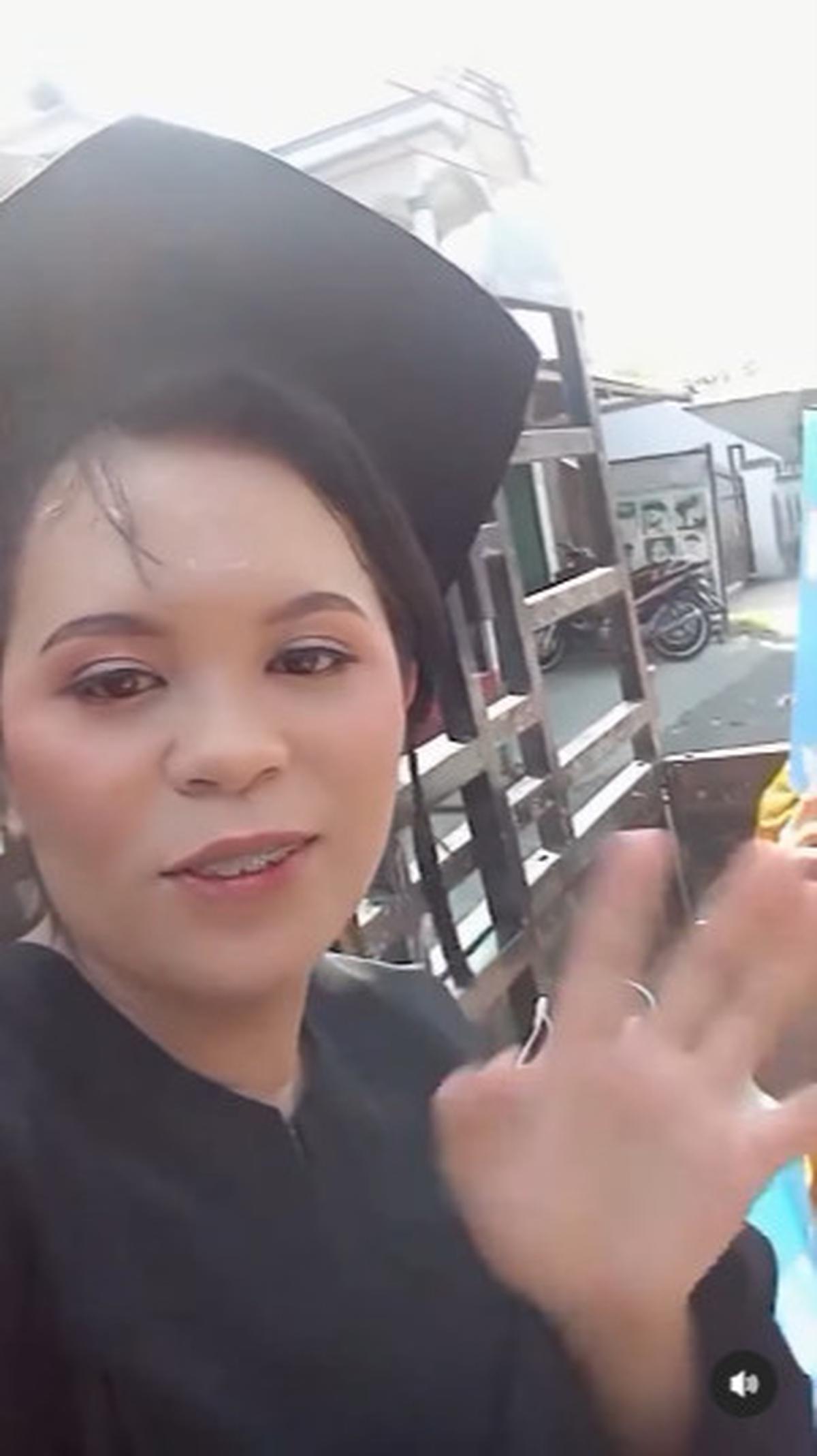 Tak Malu dan Gengsi, Cewek ini Naik Mobil Bak Terbuka sama Bapaknya Usai Wisuda