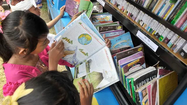 keterlambatan distribusi buku kurikulum 2013 ke Sekolah-Sekolah menyebabkan para orang tua murid membeli buku lebih mahal.