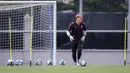 Kiper Timnas Jerman U-17, Max Schmitt (kanan) dan Louis Babatz melakukan latihan menjelang laga final Piala Dunia U-17 2023 di Lapangan Kota Barat, Solo, Kamis (30/11/2023). (Bola.com/Bagaskara Lazuardi)