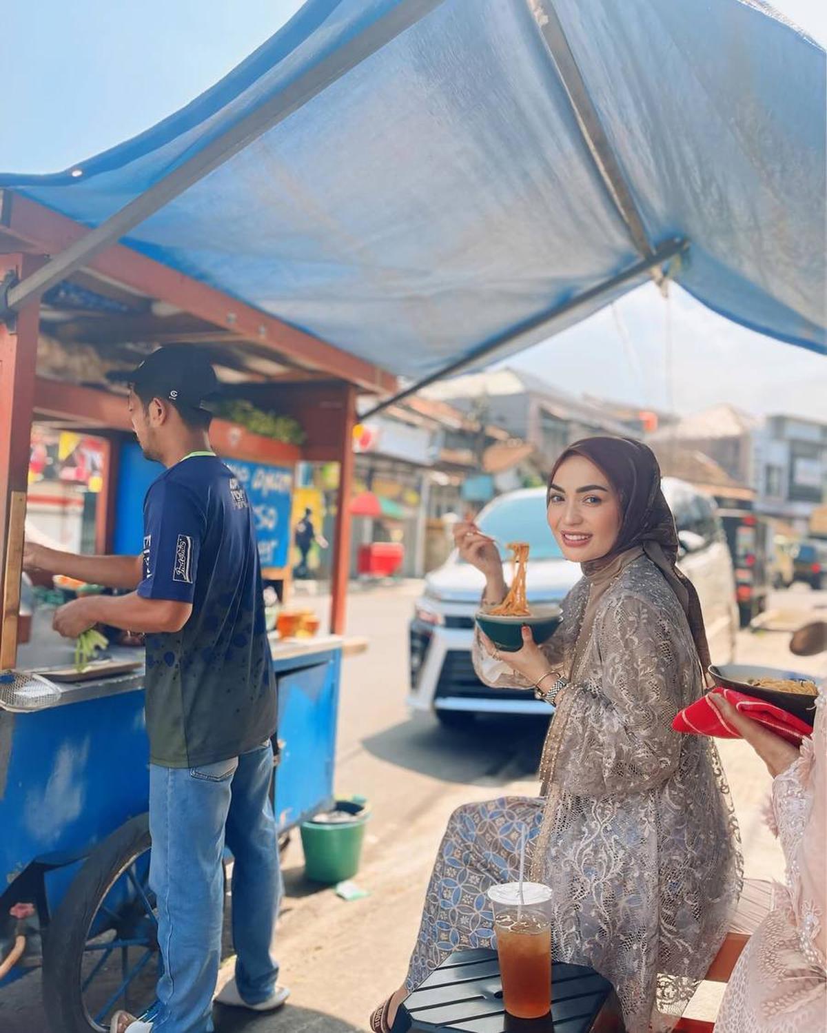 Seperti yang kita tahu, Imel menjadi salah satu selebriti yang menggeluti bisnis fashion dan menjadi seorang desainer.