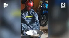 Rekaman cimol meledak saat digoreng oleh pria berhelm dan berjas hujan, sukses buat warganet terhibur.