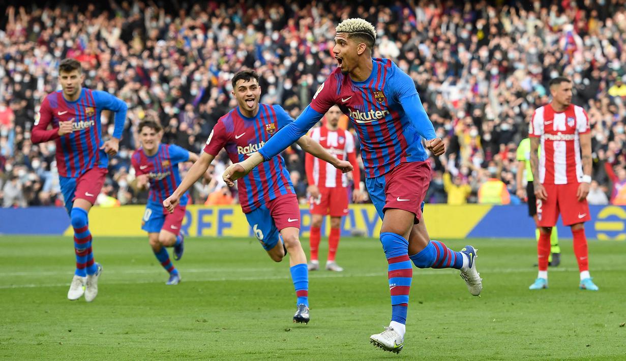 Bersama Gerard Pique, Ronald Araujo tampil solid sebagai bek tengah Barcelona. Ia juga bahkan beberapa kali ikut mengancam gawang Atletico Madrid. Puncaknya, Araujo sukses mengkonversi rebound Ferran Torres menjadi gol ketiga Blaugrana. (AFP/Josep Lago)