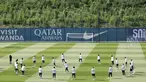 Para pemain Paris Saint-Germain (PSG) mengambil bagian dalam sesi latihan menjelang pertandingan leg kedua semifinal Liga Champions 2024/2025 melawan Arsenal, di tempat latihan klub di Poissy, sebelah barat Paris, pada 6 Mei 2025. (FRANCK FIFE/AFP)