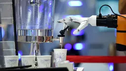 Lengan robot mendemonstrasikan cara mengambil secangkir air pada Konferensi Robot Dunia 2018 di Beijing, China, Rabu (15/8). (WANG Zhao/AFP)