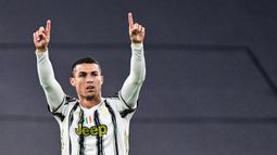 1. Cristiano Ronaldo (132 gol) - Pemain asal Portugal ini terus menambah jumlah golnya di Liga Champions. Cristiano Ronaldo tercatat telah mengoleksi 132 gol di Liga Champions bersama Manchester United, Barcelona dan Juventus. (AFP/Miguel Medina)
