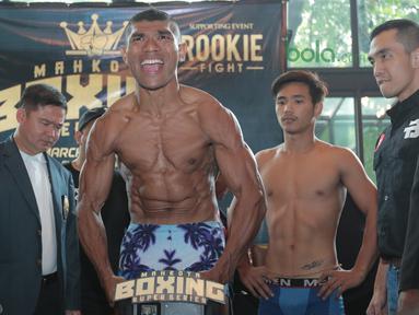 Ekspresi Jansen Haebi Marapu saat melakukan timbang badan dan press conference di Leon Restourant, Wijaya, Jakarta (09/3/2018). Jansen Marapu akan melawan petinju Thailand Phuttiphong Rakoo pada kelas Featherweight. (Bola.com/Nick Hanoatubun).