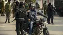 Pasukan Special Operation Group (SOG) menghentikan pengendara sepeda motor selama pencarian acak terhadap orang-orang di Srinagar, kota terbesar di Kashmir, Jumat (21/1/2022). Peningkatan keamanan dilakukan menjelang Hari Republik India pada 26 Januari mendatang. (TAUSEEF MUSTAFA / AFP)