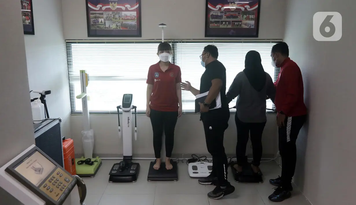Petugas kesehatan memeriksa rekannya usai peresmian Medical Center PSSI di Gedung GBK Arena, Jakarta, Senin (14/3/2022). PSSI bersama Kemenpora meresmikan pusat kesehatan untuk menopang berbagai kebutuhan Timnas Indonesia. (Liputan6.com/Helmi Fithriansyah)