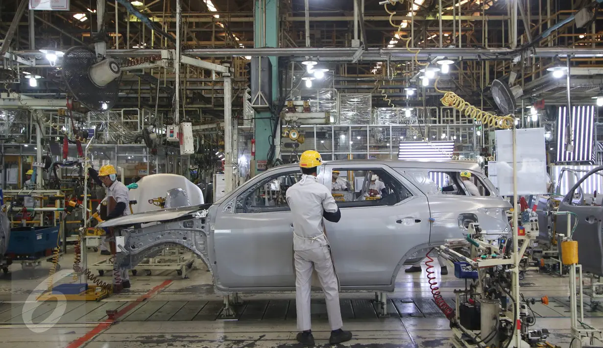 Ekspor mobil Indonesia turun 4 persen, dari 207 ribu unit pada 2015 ke 201 ribu unit di 2016, Jabar, Kamis (23/2).   Gabungan Industri Kendaraan Bermotor Indonesia (Gaikindo) optimistis ekspor akan naik 7 persen tahun ini. (Liputan6.com/Immanuel Antonius)