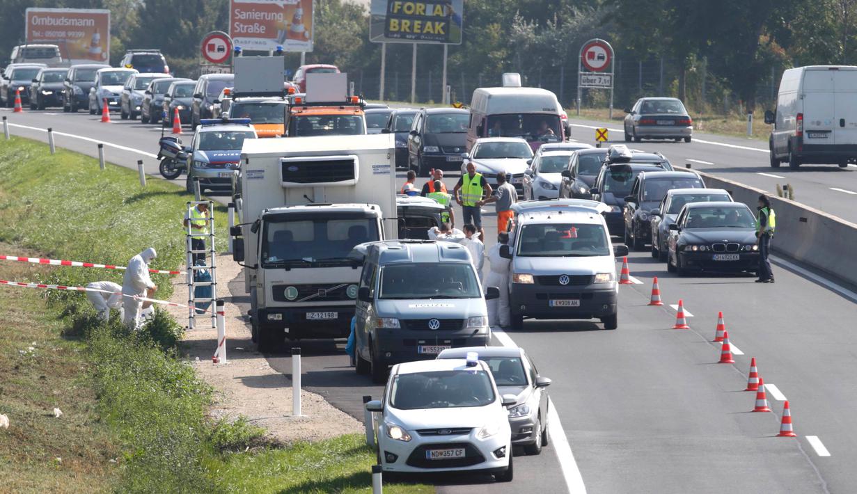 Petugas forensik memeriksa sebuah truk yang berisi sekitar 50 imigran gelap yang tewas di sebuah jalan tol di Austria, dekat perbatasan Hongaria, Kamis (27/8/2015). Indikasi awal mereka tewas karena kekurangan oksigen. (REUTERS/Heinz-Peter Bader)