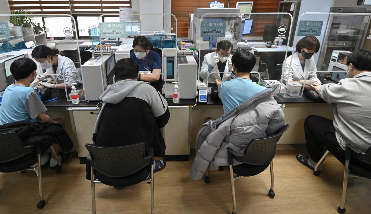 Sejumlah pemuda Korea Selatan menjalani tes darah saat pemeriksaan medis untuk wajib militer di Administrasi Tenaga Kerja Militer Regional Seoul, Seoul, Korea Selatan, Rabu (1/2/2023). Pria Korea Selatan yang berbadan sehat dan sudah mencapai usia  18-28 tahun harus mengikuti wajib militer setidaknya selama 18 bulan. (Jung Yeon-je/AFP)