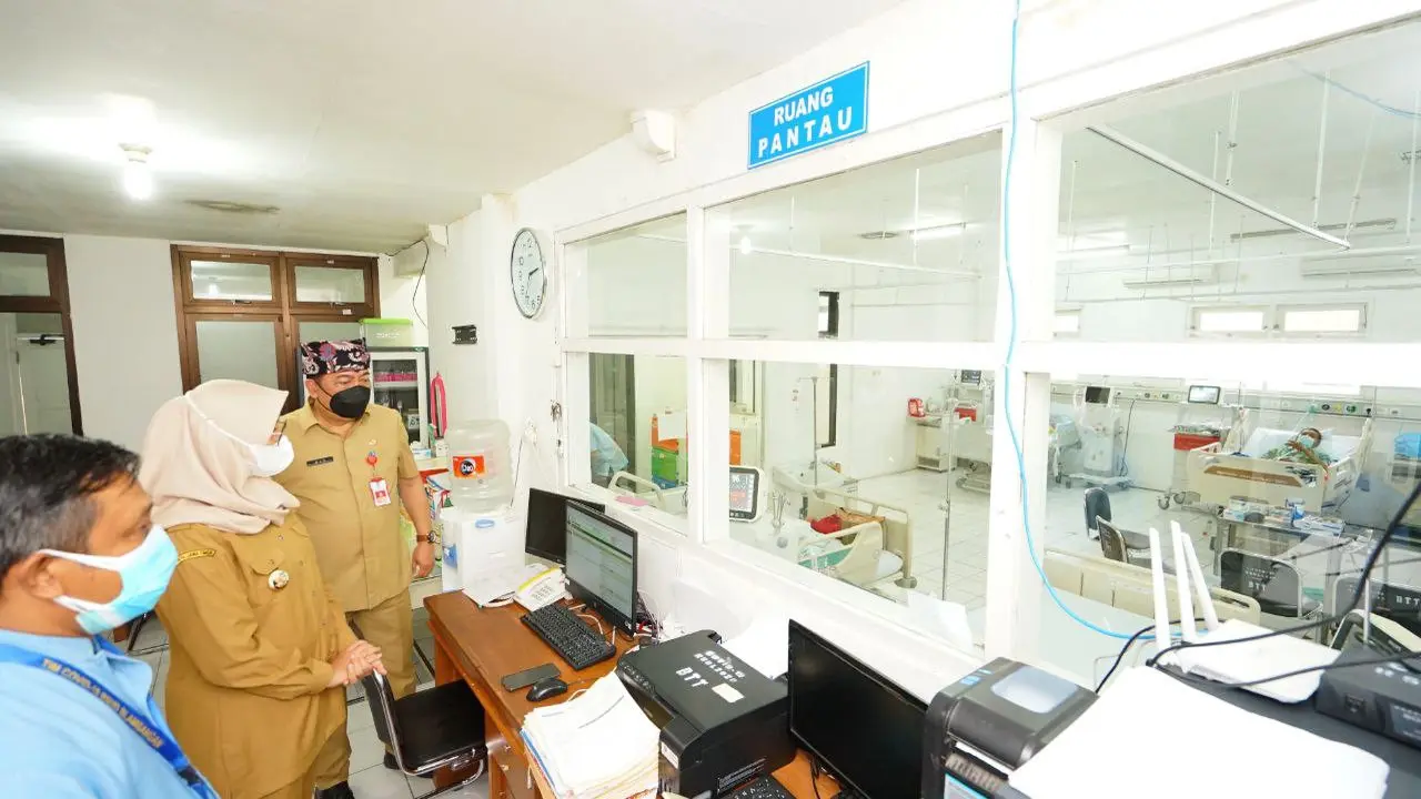 Bupati Banyuwangi Ipuk Fiestiandani Pantau Ruang Isolasi Khusus Pasien Covid-19 di RSUD Blambangan Banyuwangi. (istimewa)