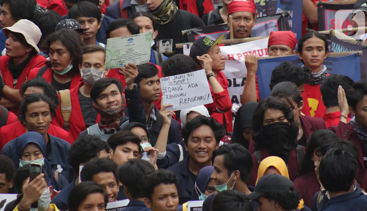 Mahasiswa dari sejumlah perguruan tinggi bersama kelompok buruh melakukan aksi unjuk rasa di kawasan Patung Kuda, Jalan Medan Merdeka Barat, Jakarta, Senin (28/10/2019). Dalam aksinya, mereka menuntut penuntasan agenda reformasi. (Liputan6.com/Helmi Fithriansyah)