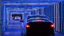 Mobil dengan pengunjung di dalamnya melaju melintasi terowongan yang bertabur cahaya di pertunjukan cahaya lantatur (drive-thru) bertema Natal "Polar Drive" di Toronto, Kanada, pada 15 Desember 2020. Pertunjukan lampu tersebut digelar dengan konsep drive-thru. (Xinhua/Zou Zheng)