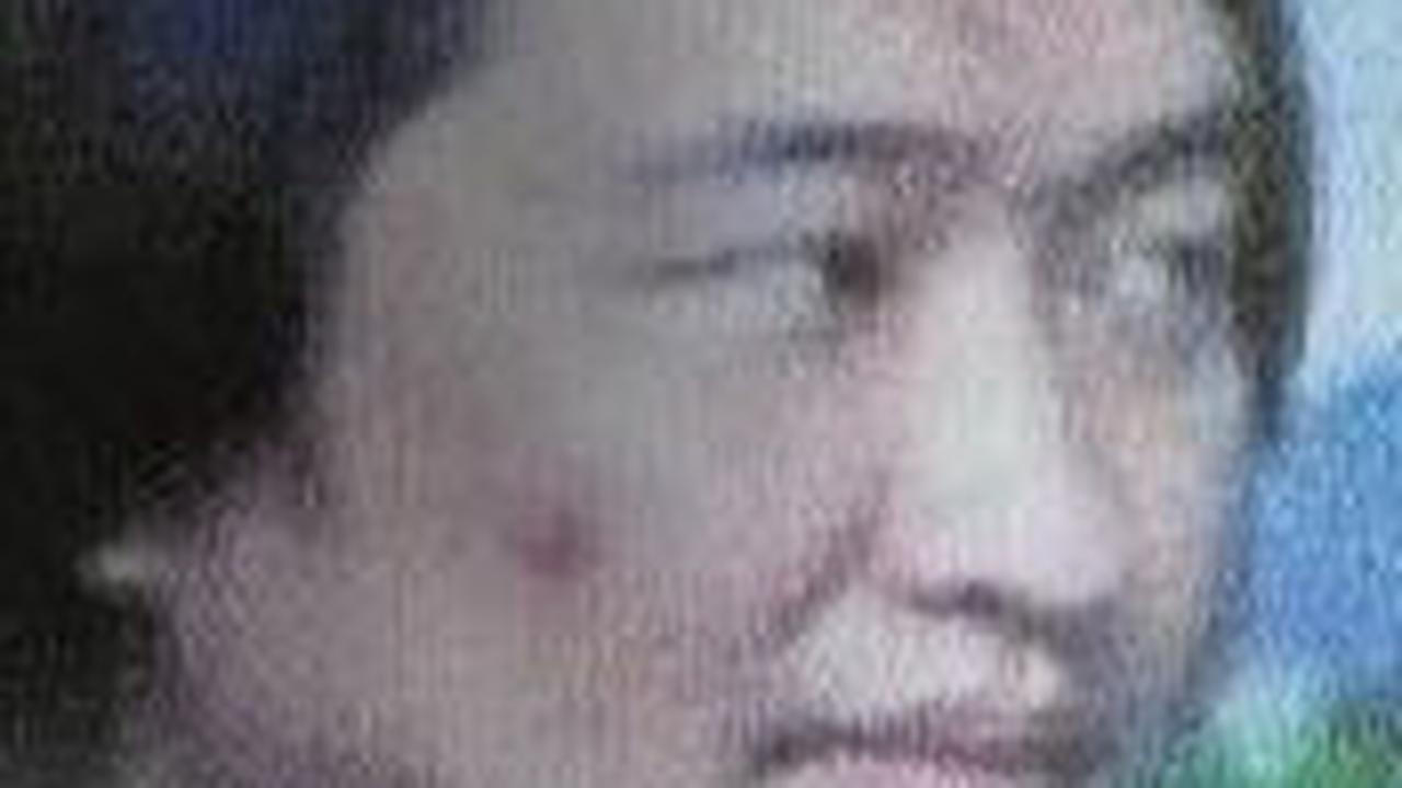 "Ya ada kemungkinan dia mengubah wajah, muka ya. Ya mau operasi plastik kita enggak tahu, dia mengubah identitas diri," Mukti menandaskan.