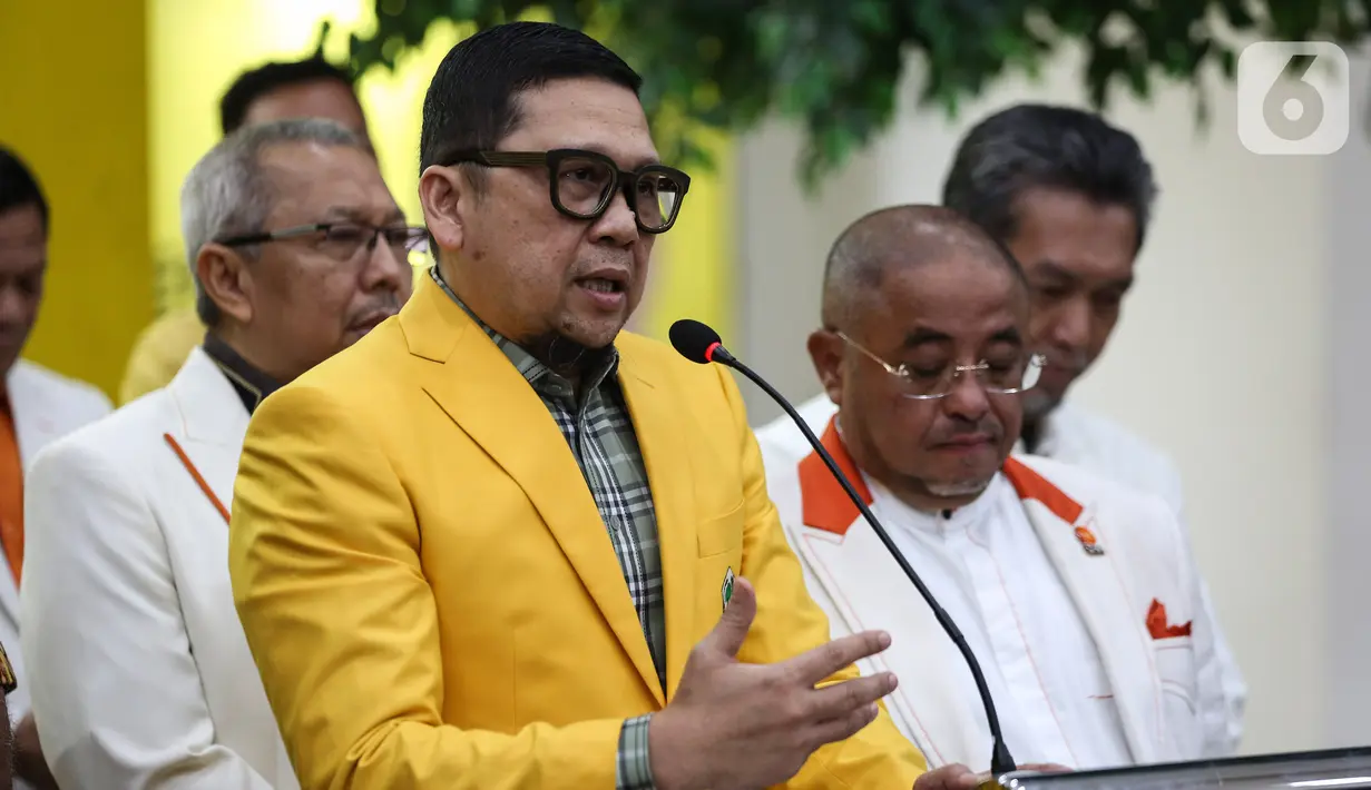 Wakil Ketua Umum Partai Golkar Ahmad Doli Kurnia bersama Sekjen Partai Keadilan Sejahtera (PKS) Habib Aboe Bakar Alhabsyi bersiap memberikan keterangan usai pertemuan tertutup di Kantor Partai Golkar, Jakarta, Selasa (7/2/2023). Pertemuan tersebut sebagai ajang silaturahmi dan konsolidasi jelang Pemilu 2024. (Liputan6.com/Johan Tallo)