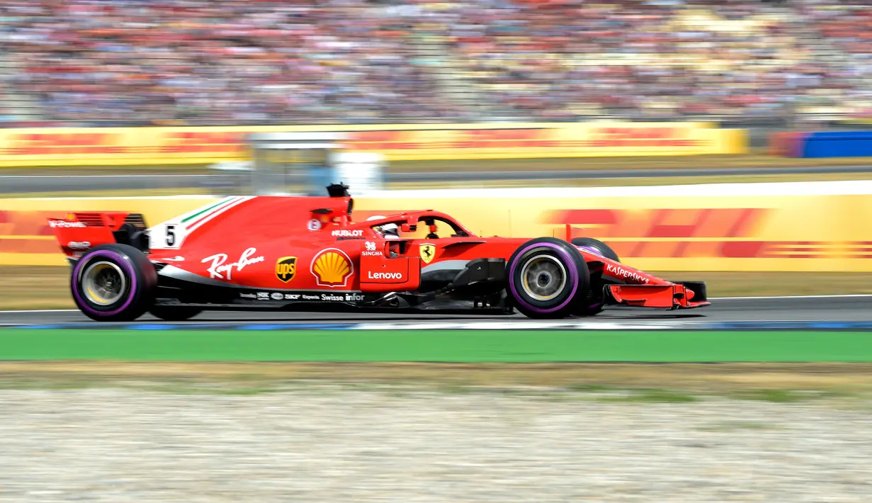 Pebalap Ferrari, Sebastian Vettel saat mengendarai mobilnya dalam saat sesi kualifikasi F1 GP di Sirkuit Hockenheim, Jerman, Sabtu (21/7). (AP Photo/Jens Meyer)