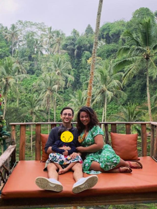 Vakum Jadi Artis, Ini 6 Potret Terbaru Roy Posende Saputra Bareng Sang Istri