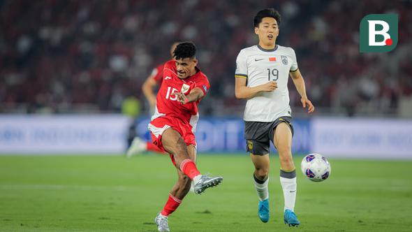 Gelandang Timnas Indonesia, Ricky Kambuaya, melepaskan tembakan disaksikan gelandang China, Cao Yongjing, dalam laga Kualifikasi Piala Dunia 2026 zona Asia di Stadion Utama Gelora Bung Karno (SUGBK), Jakarta, Kamis (5/6/2025). (Bola.com/Bagaskara Lazuardi)
