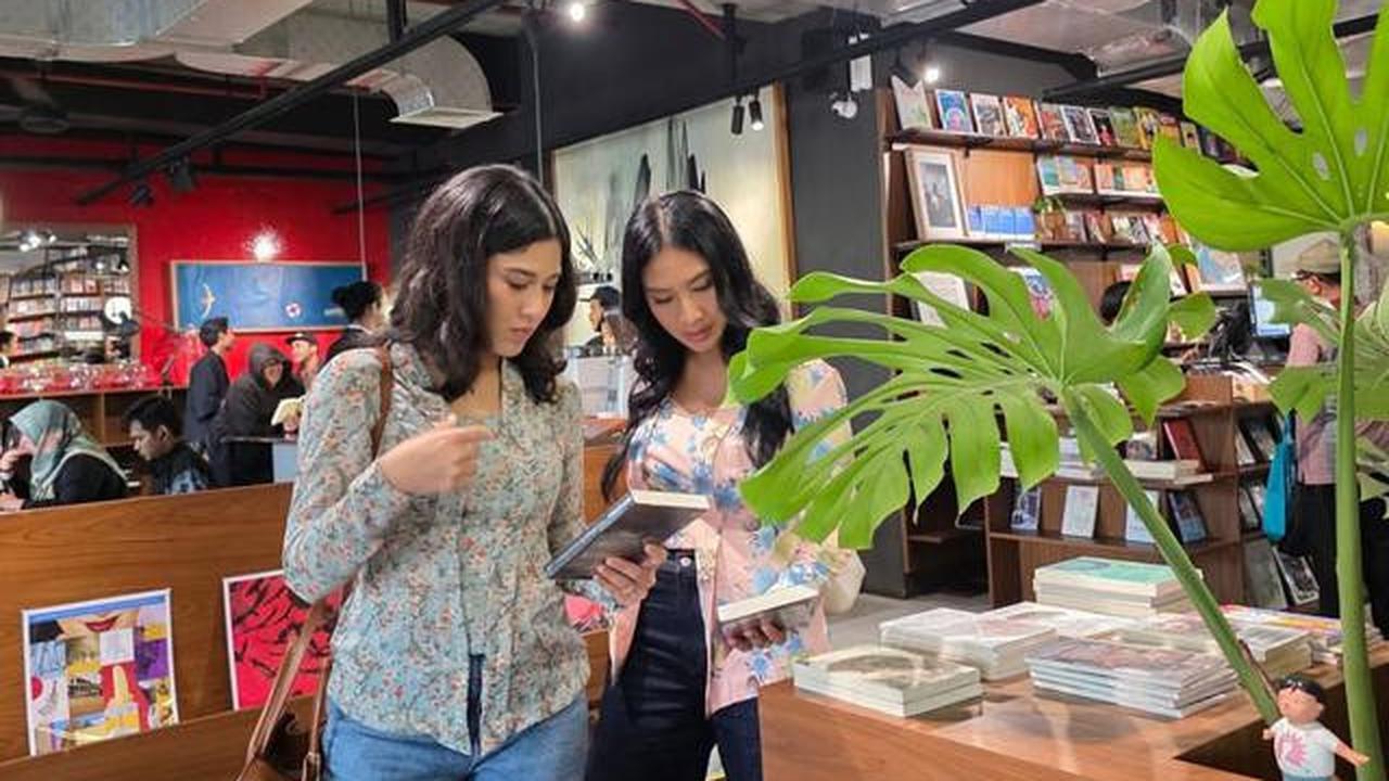 Pesona Dian Sastro Berkebaya Denim, Kejutkan Publik dengan Terobos Batasan Mode