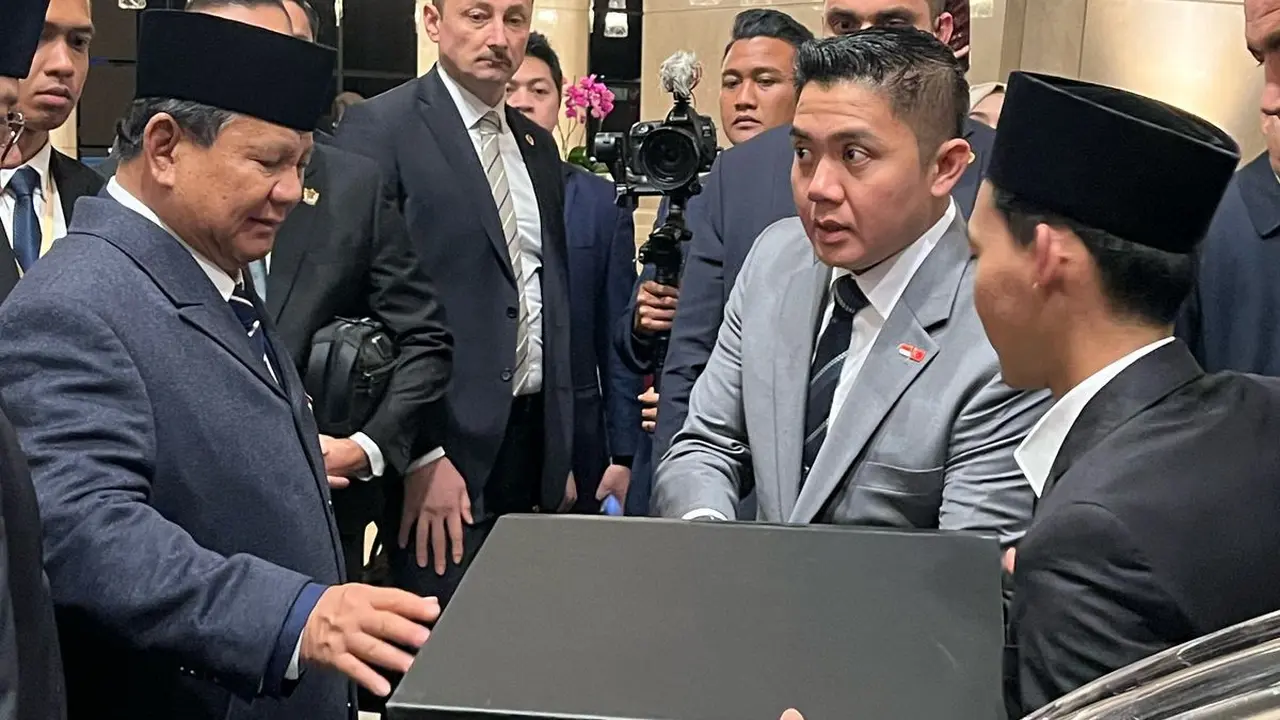 Penyerahan karya kaligrafi diaspora NU di Turki oleh Ketua Tanfidziyah PCINU Turki Moh Munirudin ke Presiden Prabowo Subianto. (Dok. PCINU Turki)