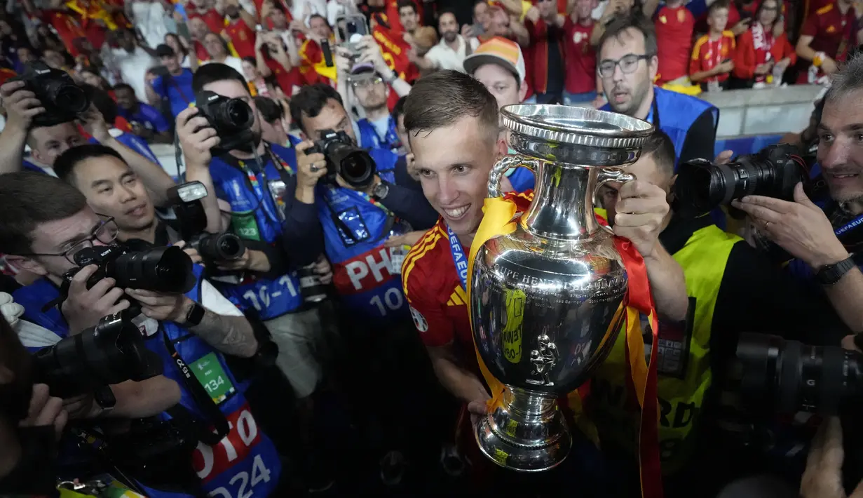 Spanyol pun mencetak sejarah baru sebagai pemilik rekor gelar Piala Eropa terbanyak sepanjang masa. La Furia Roja kini mengemas empat trofi, gelar terbanyak dalam sejarah Euro. (AP Photo/Martin Meissner)