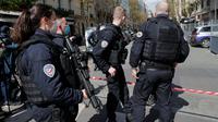 Petugas kepolisian Paris, Prancis berjaga setelah insiden penembakan terjadi. (Foto: AP)