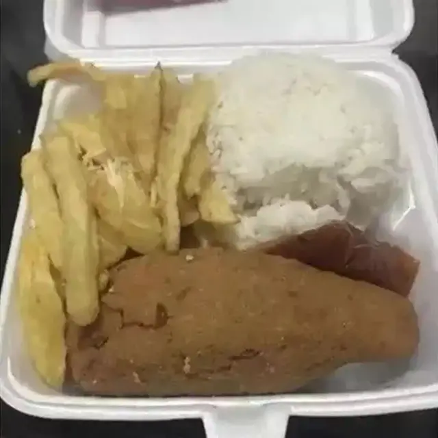 6 Potret Nasi Kotak dengan Lauk Ayam Ini Nyeleneh, Bikin Senyum Tipis
