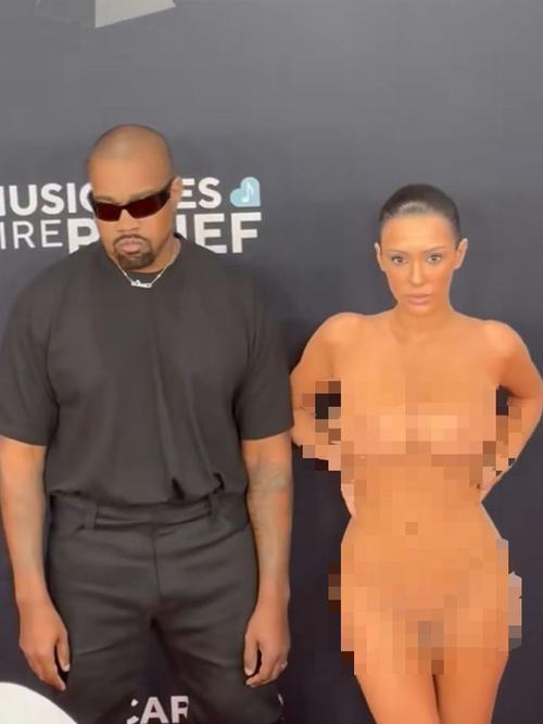 Xotin erining oldida sikiklari onlayn