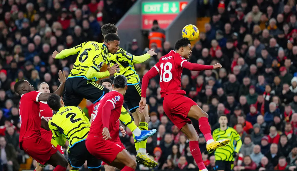 Gabriel Magalhaes merobek gawang Alisson Becker usai menyambut umpan Martin Odegaard dengan sundulan. (AP Photo/Jon Super)