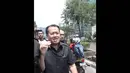 Saat keluar, pria yang mengenakan baju safari itu justru berlari menghindari wartawan, Jakarta, (28/8/14). (Liputan6.com/Herman zakharia)