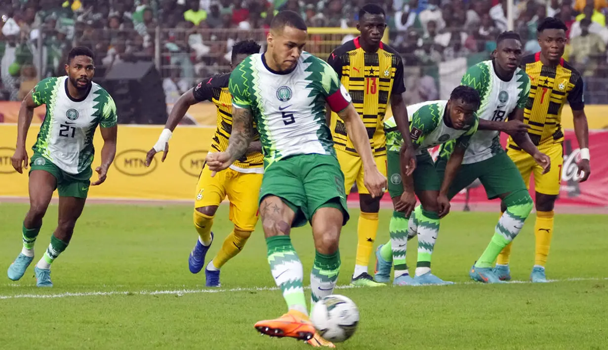 Pemain Nigeria William Troost-Ekong mencetak gol penalti ke gawang Ghana pada pertandingan sepak bola leg kedua kualifikasi Piala Dunia 2022 di Abuja, Nigeria, 29 Maret 2022. Pertandingan berakhir imbang 1-1. (AP Photo/Sunday Alamba)