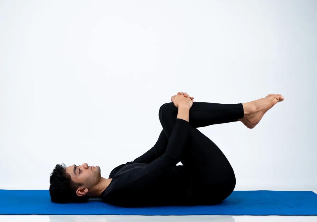 Pose Apanasana (Knees-to-Chest)