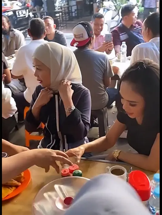 Momen tersebut dibagikan melalui video singkat yang diunggah di  akun instagramnya. Perempuan dua orang anak itu tampak sedang mengunjungi Pontianak, Kalimantan Barat. [Instagram/yunishara36]