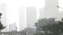 Gedung bertingkat di Jakarta tampak samar akibat sebaran debu abu vulkanik pada pagi hari. (KLY/Budy Santoso)