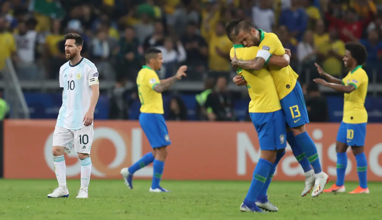 Ekspresi penyerang Argentina Lionel Messi (kiri) usai kalah dari Brasil dalam semifinal Copa America 2019 di Stadion Mineirao, Belo Horizonte, Brasil, Selasa (2/7/2019). Brasil lolos ke final Copa America 2019 setelah mengalahkan Argentina 2-0. (AP Photo/Natacha Pisarenko)