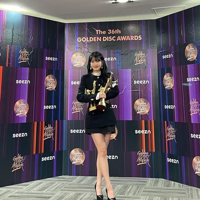 4 Gaya Fashion IU di Golden Disc Award ke-36, Tampilan Sederhana tapi Harganya Ratusan Juta