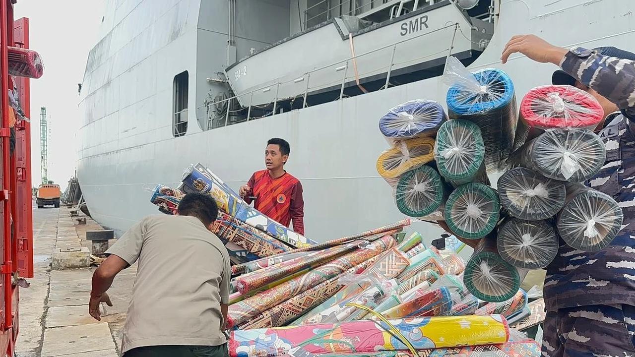 FOTO: KRI Semarang Angkut Bantuan untuk Korban Bencana di Sumatera