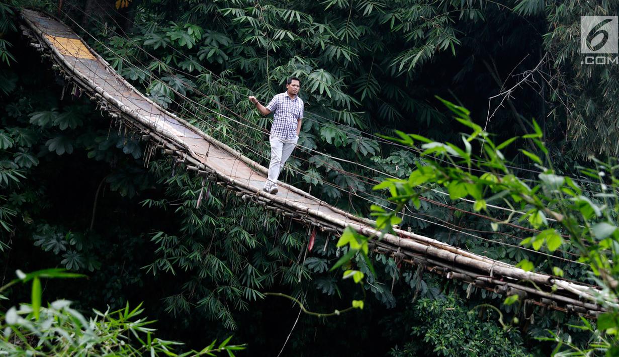Jembatan yang berada di atas Sungai Ciliwung ini menjadi salah satu akses bagi warga untuk mempersingkat waktu menyeberang Lenteng Agung, Jakarta, Rabu (24/5). (Liputan6.com/Immanuel Antonius)