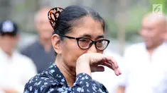 Aktris senior, Jajang C. Noer menahan haru saat tiba di rumah duka almarhum RMH Heroe Siswanto NS atau dikenal Sys NS, Jakarta, Selasa (23/1). Sys NS wafat diusia 61 tahun akibat serangan jantung. (Liputan6.com/Helmi Fithriansyah)