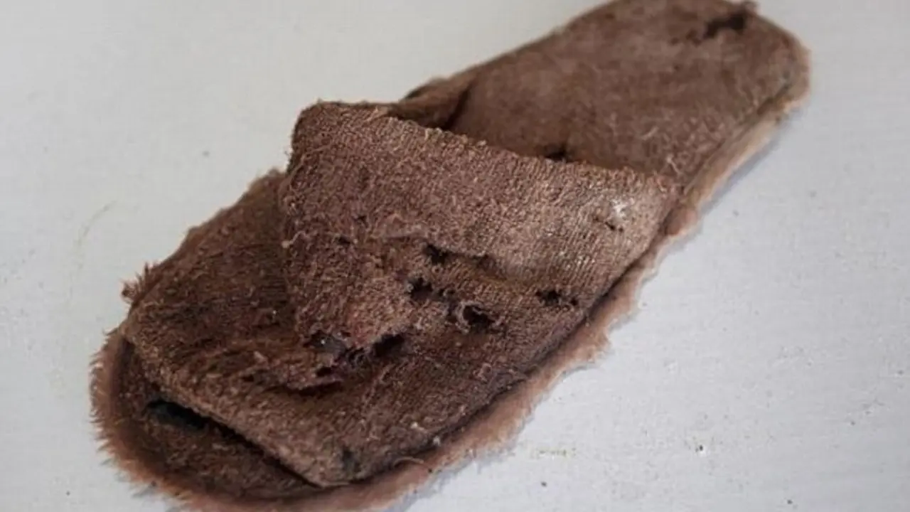 Sandal temuan para pencari pesawat Malaysia Airlines MH370. (Mark Russo)