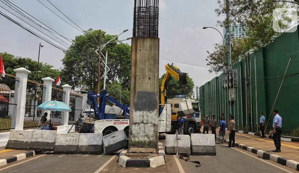 Petugas memasang road barrier beton di sekitar Gedung DPR RI, Jakarta, Kamis (17/10/2019). Polisi kembali menutup sejumlah ruas jalan menuju kawasan Gedung DPR RI guna menjaga kondusifitas jelang pelantikan Presiden dan Wakil Presiden terpilih. (Liputan6.com/JohanTallo)