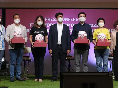 Surya Citra Media (SCM) sebagai pemegang hak siar Piala Dunia 2022 di Indonesia akan mendapat dukungan dari 4 sponsor utama untuk menyiarkan ajang pesta sepak bola empat tahunan terbesar sejagat yang akan berlangsung mulai 21 November hingga 18 Desember 2022 di Qatar. Konferensi pers terkait pengumuman 4 sponsor tersebut, Tokopedia, Gopay, Le Minerale dan Bintang Toedjoe selaku produsen Extra Joss dilakukan di Jakarta, Senin (18/7/2022). (Bola.com/Abdul Aziz)