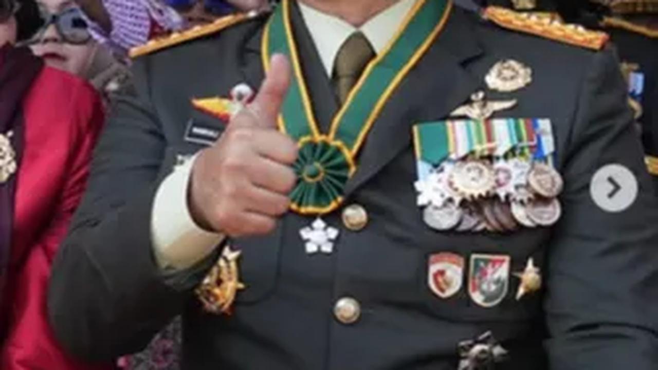 Dalam unggahan tersebut, Jenderal Kopassus ini terlihat begitu gagah dengan seragam dinas miliknya. Terlebih berbagai macam lencana terpasang di seragamnya. <br>