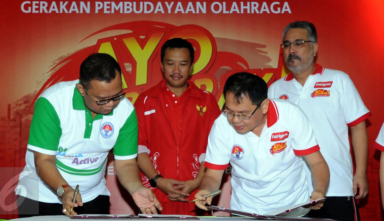 Menpora Imam Nahrawi (kedua kiri) menyaksikan penandatanganan MoU Ayo Bergerak! antara Kemenpora dengan PT Kalbe Farma Tbk di Jakarta, Jumat (27/11/2015). Program ni mengajak masyarakat beraktivitas untuk kebugaran tubuh. (Liputan6.com/Helmi Fithriansyah)