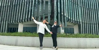 Presiden Joko Widodo (Jokowi) menggelar Sidang Kabinet perdana di Istana Garuda, Ibu Kota Negara (IKN) Nusantara, Kalimantan Timur bersama para menteri. [@smindrawati].